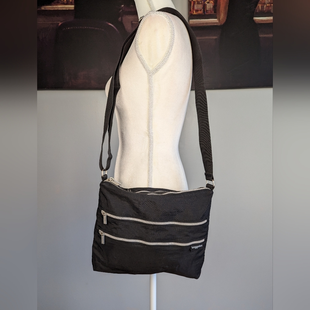 Baggallini black purse